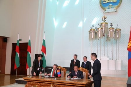 Болгар Улсын ерөнхийлөгч зарим баримт бичгүүдэд гарын үсэг зурлаа