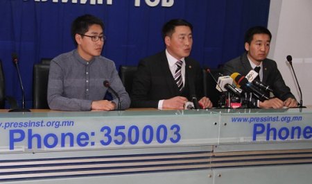 Монголын оюутан, залуусыг удирдан төлөөлж буй МЗХ-ны Ерөнхийлөгч А.Мөнхбат, МОХ-ны Ерөнхийлөгч Д.Батбаяр нар “ичээсэй”