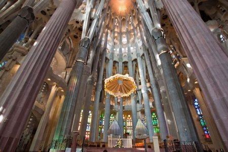1880 оноос хойш баригдаж буй Испанийн алдарт “The Sagrada” сүм