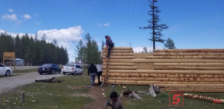 Онцгой байдлын дарга Ц. Саруулсайхан хөл хорионы үед  хүн цуглуулж байшингаа бариулаж  байна