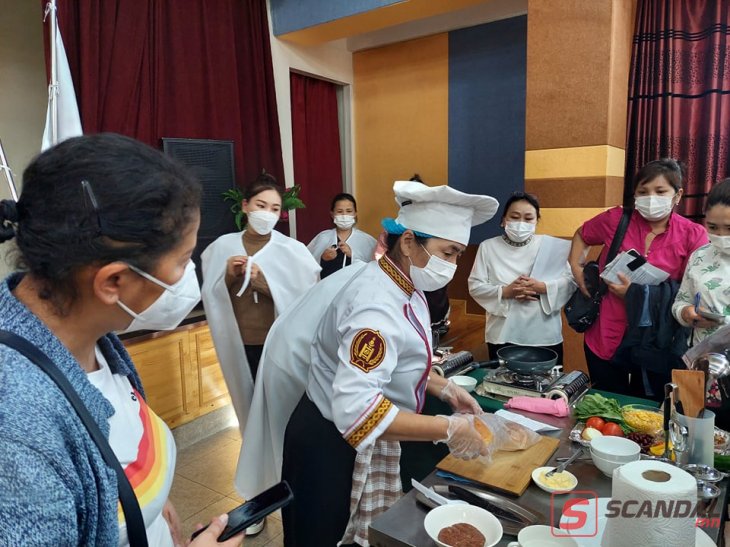 Хан-Уул дүүргийн Засаг даргын Тамгын газраас төрийн өмчийн сургууль, цэцэрлэгийн тогооч нарт “Хүүхдийн насны онцлогт тохирсон эрүүл хооллолт” сэдвээр сургалт зохион байгууллаа