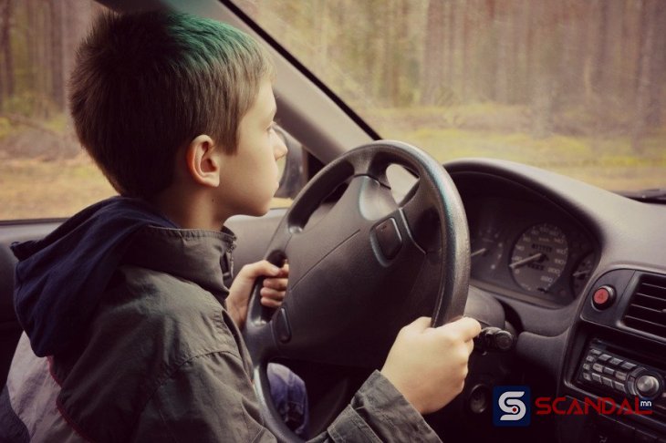 СЭРЭМЖЛҮҮЛЭГ: Гурван настай хүү жолооны ард тоглож байгаад төрсөн дүүгээ дайрчээ