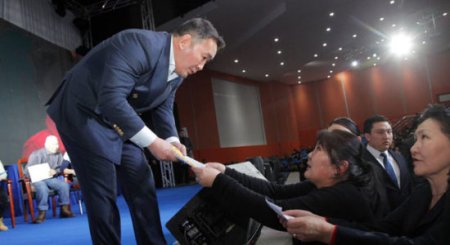 Зуух шахаж хөлжсөн УИХ, Засгийн газарт хариуцлага тооцохыг хүслээ Зуух шахаж хөлжсөн УИХ, Засгийн газарт хариуцлага тооцохыг хүслээ